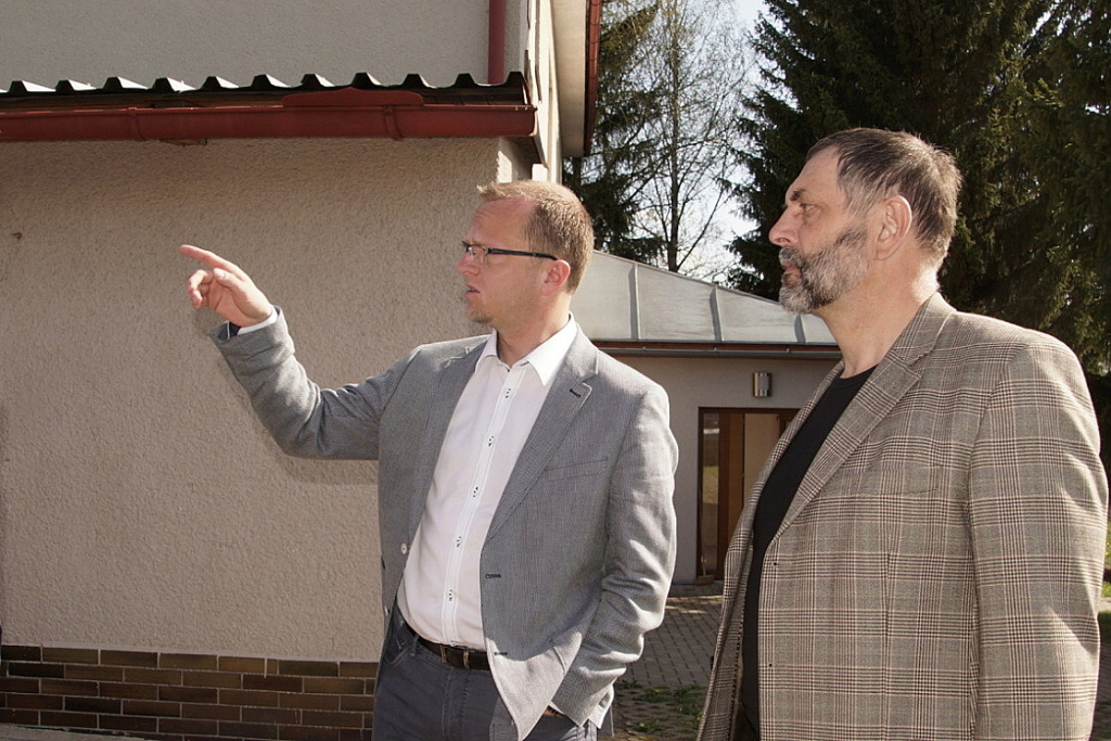 25_Pan_hejtman_ukazuje_na_...