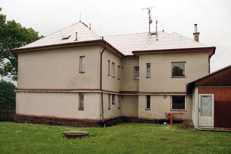 09 Pohled na hlavni budovu zezadu